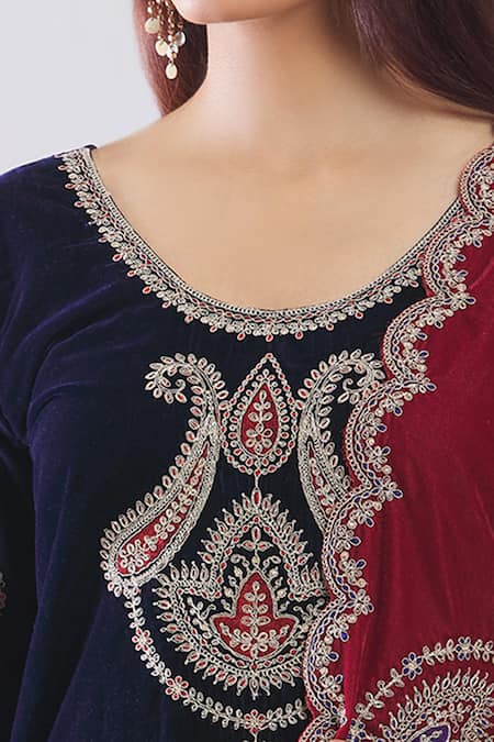 Samyukta Singhania_Blue Velvet Embroidery Round Neck Heavy Kurta Set With Dupatta _Online_at_Aza_Fashions