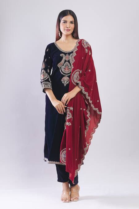 Samyukta Singhania_Blue Velvet Embroidery Round Neck Heavy Kurta Set With Dupatta _at_Aza_Fashions
