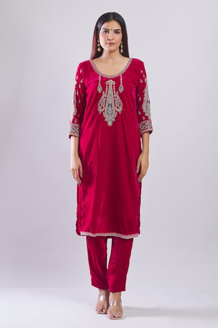 Samyukta Singhania_Pink Velvet Embroidery, Sequins Round Neck Magenta Kurta Set With Dupatta _at_Aza_Fashions