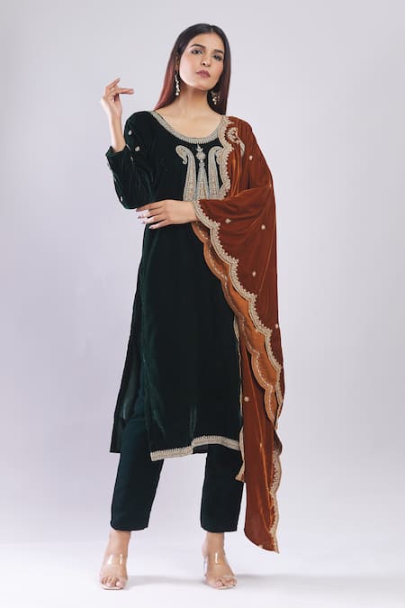 Buy Samyukta Singhania Green Velvet Embroidery Round Neck Bottle Kurta Set With Dupatta Online at Aza Fashions Buy_Samyukta Singhania_Green Velvet Embroidery Round Neck Bottle Kurta Set With Dupatta _Online_at_Aza_Fashions