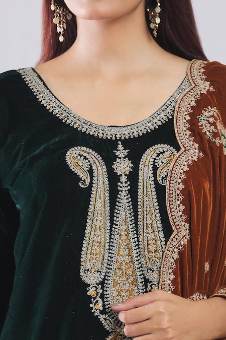 Samyukta Singhania Green Velvet Embroidery Round Neck Bottle Kurta Set With Dupatta at Aza Fashions Samyukta Singhania_Green Velvet Embroidery Round Neck Bottle Kurta Set With Dupatta _at_Aza_Fashions