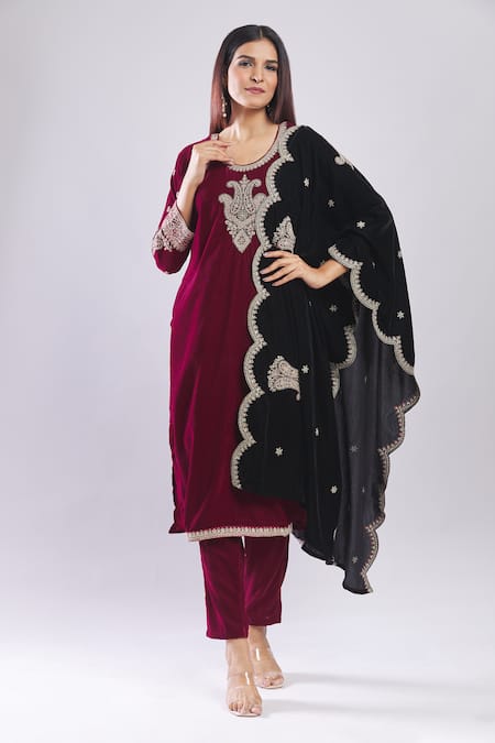 Samyukta Singhania_Maroon Velvet Embroidery Round Neck Heavy Kurta Set With Dupatta _at_Aza_Fashions