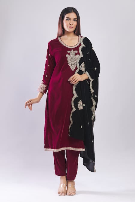 Buy_Samyukta Singhania_Maroon Velvet Embroidery Round Neck Heavy Kurta Set With Dupatta 