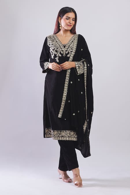 Samyukta Singhania_Black Velvet Embroidery V-neck Kurta Set With Dupatta _at_Aza_Fashions
