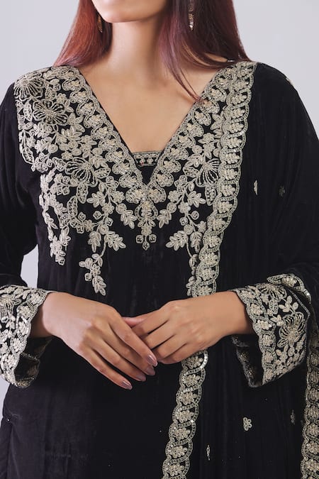 Buy_Samyukta Singhania_Black Velvet Embroidery V-neck Kurta Set With Dupatta 