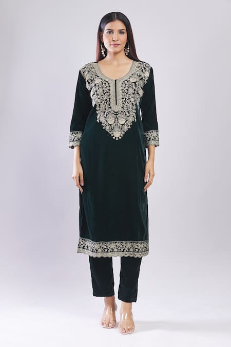Samyukta Singhania Green Velvet Embroidery Round Neck Bottle Heavy Kurta Set at Aza Fashions Samyukta Singhania_Green Velvet Embroidery Round Neck Bottle Heavy Kurta Set _at_Aza_Fashions