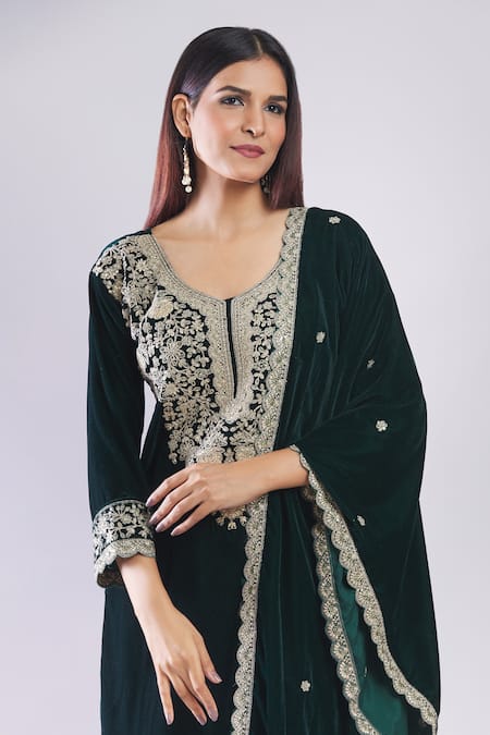 Buy Samyukta Singhania Green Velvet Embroidery Round Neck Bottle Heavy Kurta Set Buy_Samyukta Singhania_Green Velvet Embroidery Round Neck Bottle Heavy Kurta Set