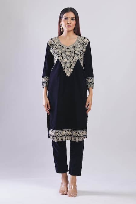 Samyukta Singhania_Navy Velvet Embroidery V-neck Blue Kurta Set With Dupatta _Online_at_Aza_Fashions