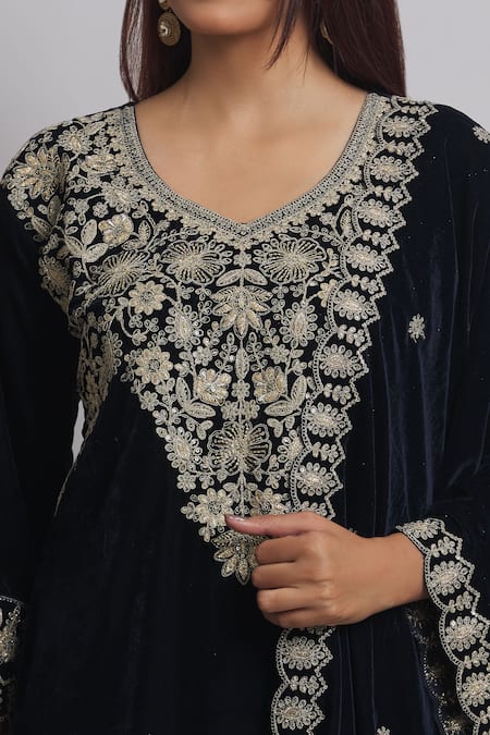 Buy_Samyukta Singhania_Navy Velvet Embroidery V-neck Blue Kurta Set With Dupatta 