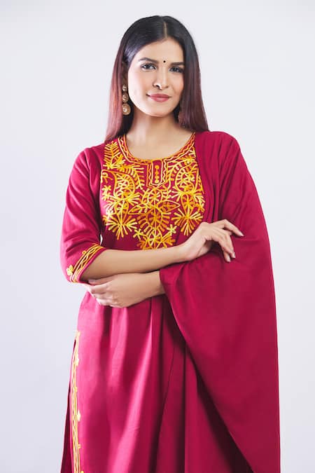 Naintara Bajaj_Pink Fleece Embroidery Round Neck Woolen Kurta Set _at_Aza_Fashions