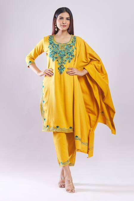Naintara Bajaj_Mustard Fleece Embroidery Round Neck Woolen Kurta Set _at_Aza_Fashions