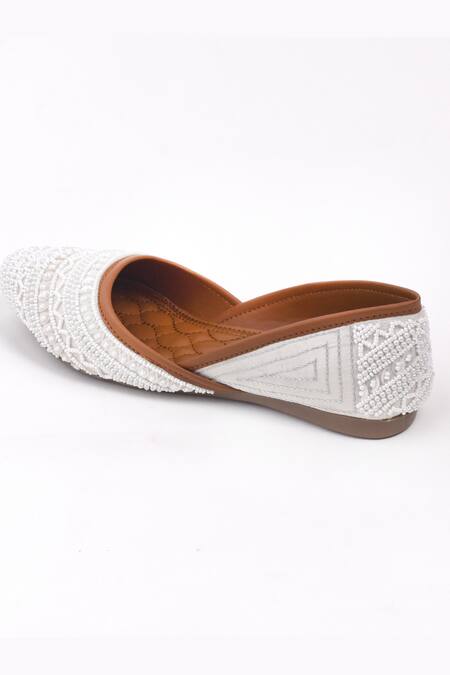Buy_Yassio_White Embroidered Vegan Juttis _Online_at_Aza_Fashions