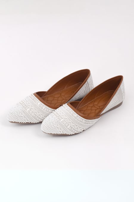 Yassio Embroidered Vegan Juttis 