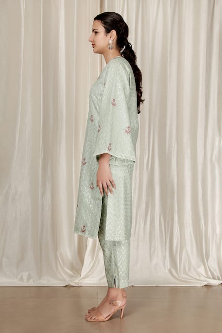 Buy Aharin India Green Organza Gota Patti, Embroidery V-neck Floral Kurta Set Online at Aza Fashions Buy_Aharin India_Green Organza Gota Patti, Embroidery V-neck Floral Kurta Set _Online_at_Aza_Fashions