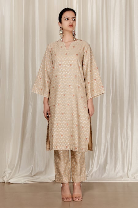 Aharin India Beige Organza Gota Patti V-neck Embroidered Straight Kurta Set Online at Aza Fashions Aharin India_Beige Organza Gota Patti V-neck Embroidered Straight Kurta Set _Online_at_Aza_Fashions