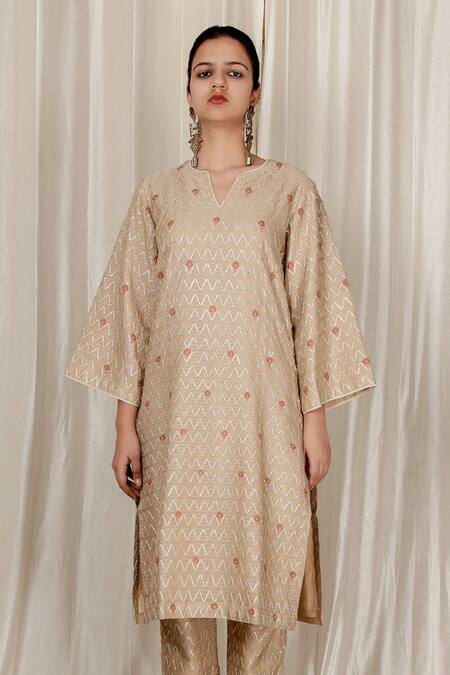 Buy Aharin India Beige Organza Gota Patti V-neck Embroidered Straight Kurta Set Online at Aza Fashions Buy_Aharin India_Beige Organza Gota Patti V-neck Embroidered Straight Kurta Set _Online_at_Aza_Fashions