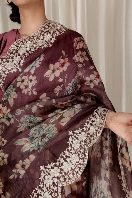 Buy_Aharin India_Pink Organza Embroidery V-neck Printed Saree With Border _Online_at_Aza_Fashions