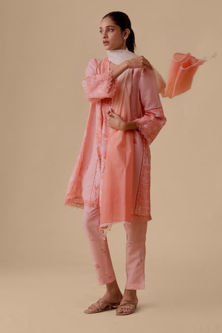 Bunka Pink Linen, Kota Doria Lace, Embroidery Split Printed Kurta Set With Dupatta Online at Aza Fashions Bunka_Pink Linen, Kota Doria Lace, Embroidery Split Printed Kurta Set With Dupatta _Online_at_Aza_Fashions