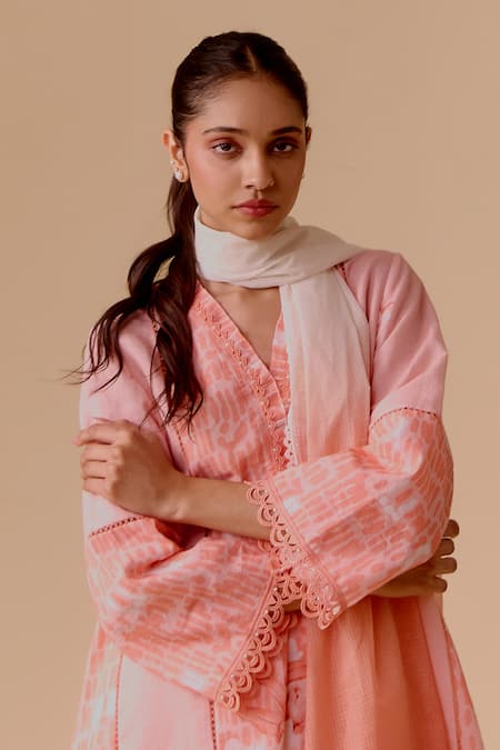 Buy Bunka Pink Linen, Kota Doria Lace, Embroidery Split Printed Kurta Set With Dupatta Online at Aza Fashions Buy_Bunka_Pink Linen, Kota Doria Lace, Embroidery Split Printed Kurta Set With Dupatta _Online_at_Aza_Fashions