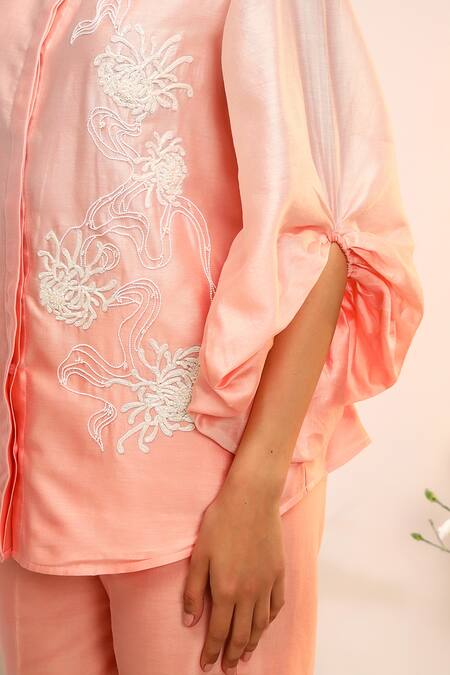 Buy_Sakshi Khetterpal_Peach Chanderi Silk Embroidery Collared Oversized Sleeve Pant Set 