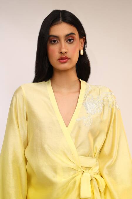 Buy_Sakshi Khetterpal_Yellow Chanderi Silk Embroidery V-neck Citrus Burst Wrap Around Set 