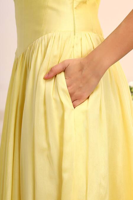 Buy_Sakshi Khetterpal_Yellow Chanderi Silk Embroidery Halter Neck Citrus Burst Midi Dress 