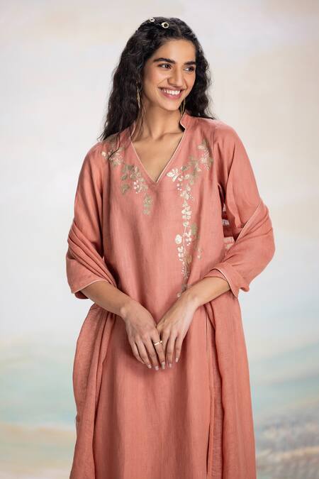 Kaveri Peach Linen Embroidery, Applique Mandarin Collar Kurta Set With at Aza Fashions Kaveri_Peach Linen Embroidery, Applique Mandarin Collar Kurta Set With _at_Aza_Fashions
