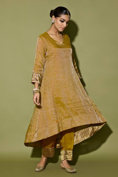 Apeksha Jain Label_Gold Tissue, Satin V-neck Asymmetrical Kurta Set _at_Aza_Fashions
