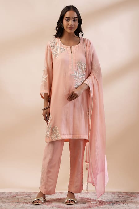 Kyra By Bhavna Pink Chanderi Silk, Cotton Embroidery, Lace Round Neck Floral Peach Kurta Set Online at Aza Fashions Kyra By Bhavna_Pink Chanderi Silk, Cotton Embroidery, Lace Round Neck Floral Peach Kurta Set _Online_at_Aza_Fashions