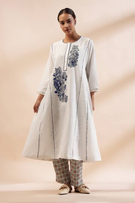 Kyra By Bhavna_Ivory Cotton, Linen Embroidery Round Neck Floral Applique Kurta Set _Online_at_Aza_Fashions