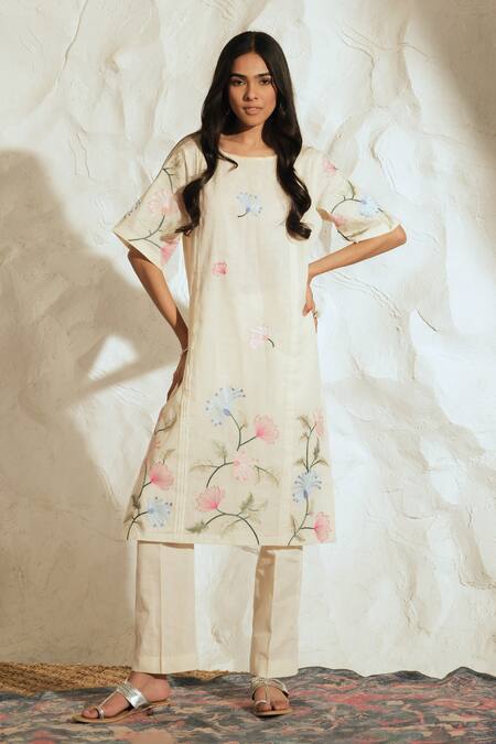 Buy_Samatvam By Anjali Bhaskar_Cream Embroidery, Tassels Round Neck Floral Kurta Set _Online_at_Aza_Fashions