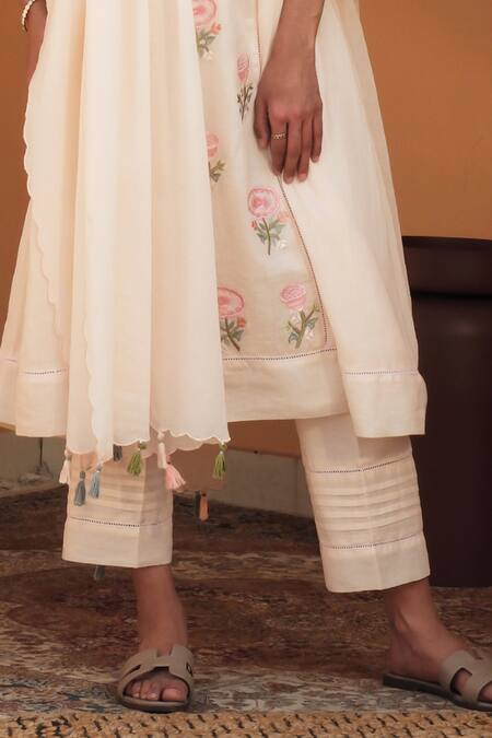 Buy_Samatvam By Anjali Bhaskar_Pink Embroidery Split V-neck Pastel Kurta Set _Online_at_Aza_Fashions