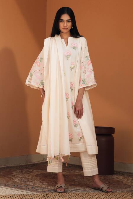 Samatvam By Anjali Bhaskar_Pink Embroidery Split V-neck Pastel Kurta Set _at_Aza_Fashions