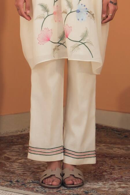 Buy_Samatvam By Anjali Bhaskar_Cream Maheshwari, Muslin Embroidery Round Neck Floral Kaftan Set _Online_at_Aza_Fashions