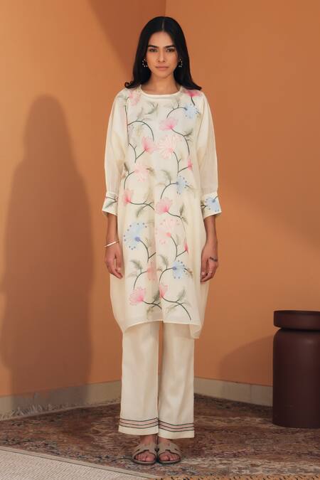 Samatvam By Anjali Bhaskar_Cream Maheshwari, Muslin Embroidery Round Neck Floral Kaftan Set _at_Aza_Fashions