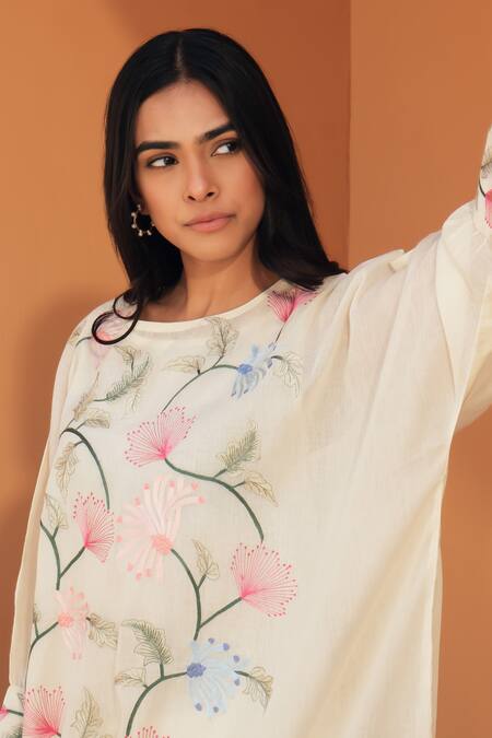 Buy_Samatvam By Anjali Bhaskar_Cream Maheshwari, Muslin Embroidery Round Neck Floral Kaftan Set 