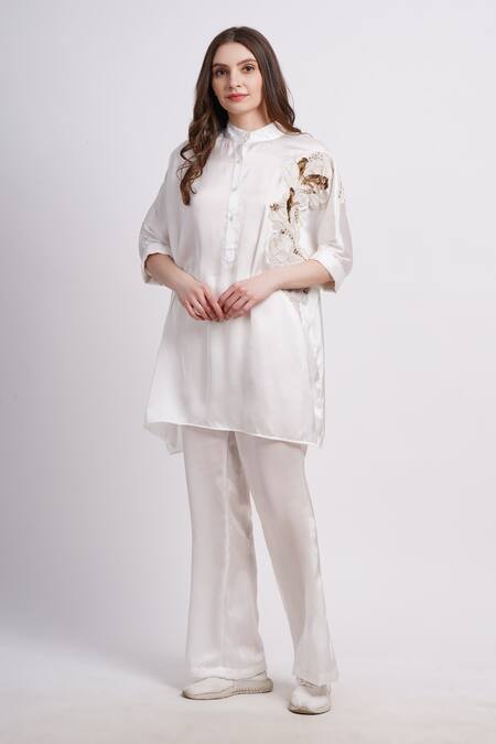 Sonali Gupta_Ivory Silk Embroidery Collared Floral Kurta Set _at_Aza_Fashions