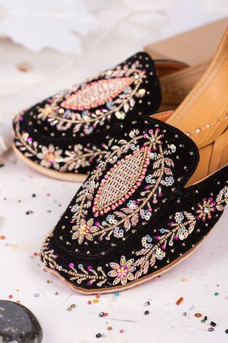 Kasually Klassy Black Noir Royale Embroidered Jutti Online at Aza Fashions Kasually Klassy_Black Noir Royale Embroidered Jutti_Online_at_Aza_Fashions