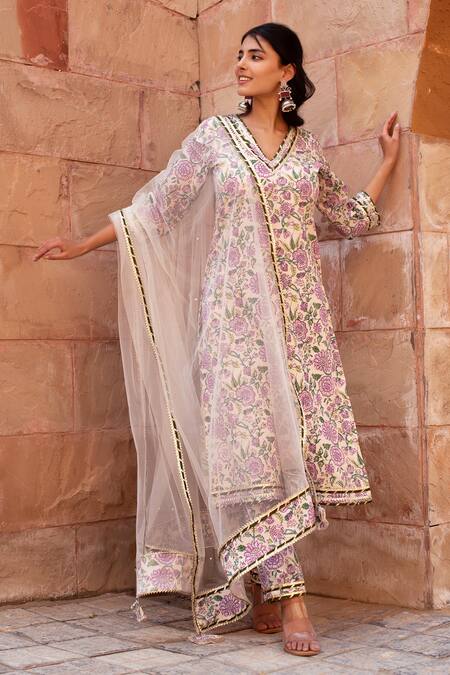 Buy_Pomcha Jaipur_Off White Cotton, Net Embroidery V-neck Floral Printed Kurta Set _Online_at_Aza_Fashions