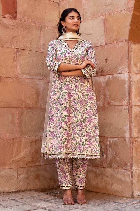 Buy_Pomcha Jaipur_Off White Cotton, Net Embroidery V-neck Floral Printed Kurta Set 