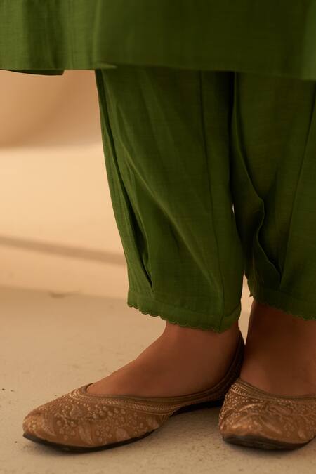 Janki India Green Chanderi, Organza Embroidery Split V-neck Bullion Work Kurta Set Online at Aza Fashions Janki India_Green Chanderi, Organza Embroidery Split V-neck Bullion Work Kurta Set _Online_at_Aza_Fashions