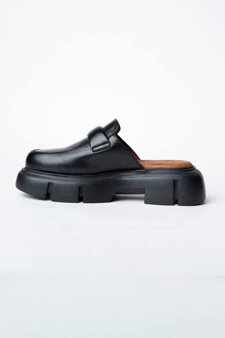 Kavith Black Chunky Sole Rounded Toe Shoes Online at Aza Fashions Kavith_Black Chunky Sole Rounded Toe Shoes _Online_at_Aza_Fashions