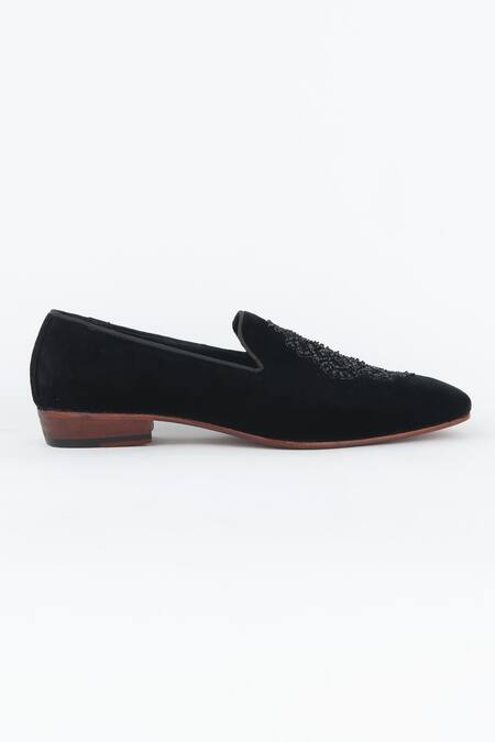 Buy_Kavith_Black Hand Embroidered Suede Juttis _Online_at_Aza_Fashions
