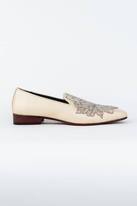 Kavith Hand Embroidered Suede Juttis 