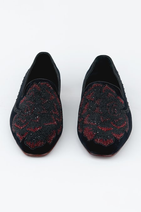 Kavith Black Hand Embroidered Juttis 