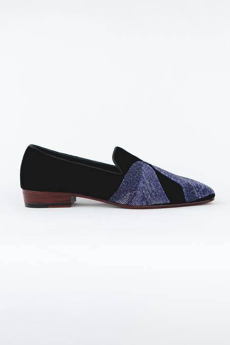 Kavith Black Hand Embroidered Juttis Online at Aza Fashions Kavith_Black Hand Embroidered Juttis _Online_at_Aza_Fashions