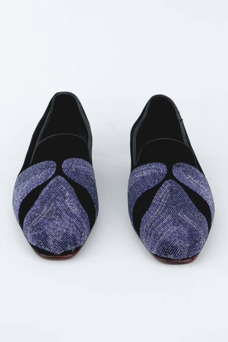 Kavith Black Hand Embroidered Juttis 