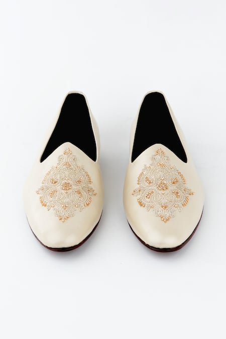Kavith Classic Hand Embroidered Beige Jutti 