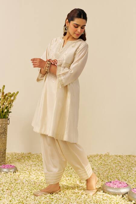 Sheetal Batra Ivory Chanderi Silk Embroidery Split V-neck Daisy Kurta Set at Aza Fashions Sheetal Batra_Ivory Chanderi Silk Embroidery Split V-neck Daisy Kurta Set _at_Aza_Fashions