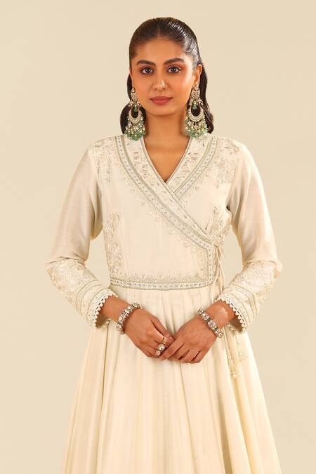 Sheetal Batra_Ivory Silk, Chanderi Pearls, Embroidery V-neck Daisy Anarkali Set _Online_at_Aza_Fashions